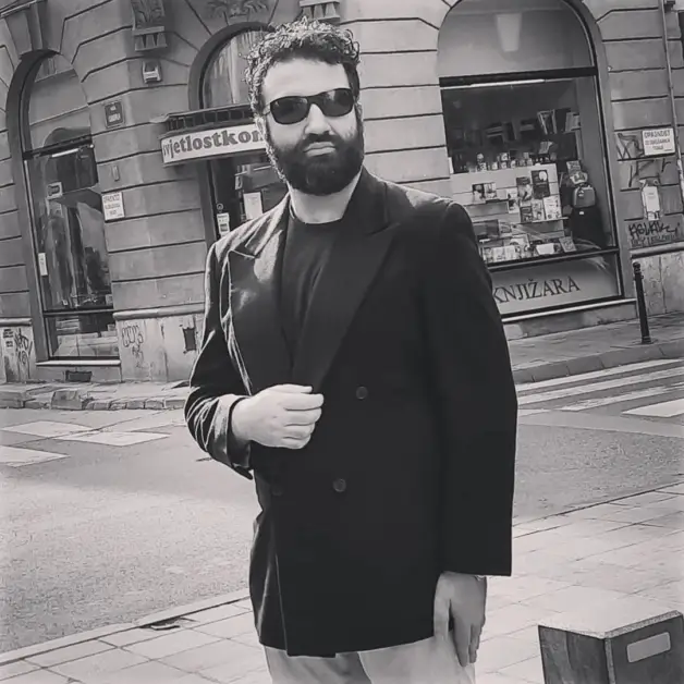 Leon Papo (aka yours truly) wearing a vintage Giorgio Armani double breasted cashmere blazer. 