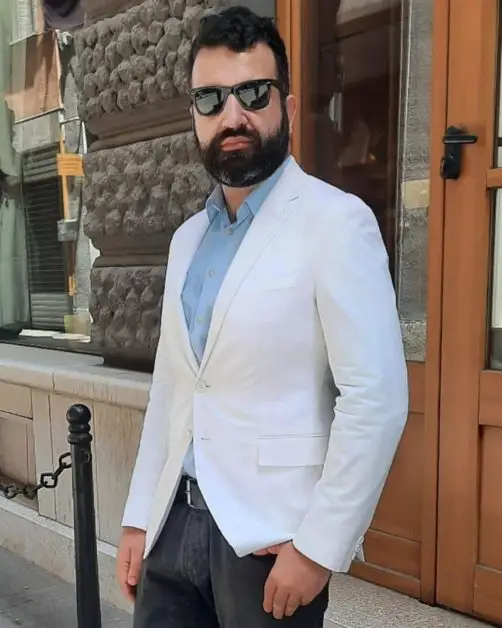 Leon Papo weaing a Ralph Lauren Black Label white blazer